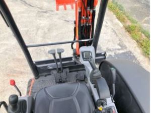 Mini-excavatrice Kubota U35-4 d'occasion 2021 – Poids : 8 000 lb, puissance du moteur : 23,9 CV - Product Image 3