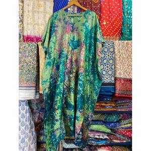 Vestido Kaftán de Seda con Estampado Floral para Mujer, Ideal para Usar en Resorts o como Cubrebañador - Product Image 3