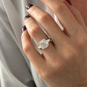 Bague de fiançailles à trois pierres en diamant de laboratoire de 5 carats, taille coussin, E VVS2, en platine, certifiée IGI - Product Image 2