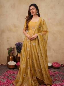 Robe en soie Salsa avec dupatta, entièrement cousue, prête à porter, ornée de magnifiques broderies de fils et de sequins, et de pierres, par un créateur. - Product Image 3