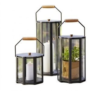 Farol Colgante de Aluminio con Recubrimiento en Polvo y Vidrio, Estilo Moderno, con Asa de Teca, para Interiores y Exteriores, Portavelas Decorativo para Jardín - Product Image 1