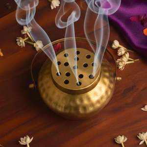 Quemador de Incienso Metálico Hecho a Mano de Alta Calidad para Uso Religioso, Ecológico y Duradero, Artesanía India - Product Image 1