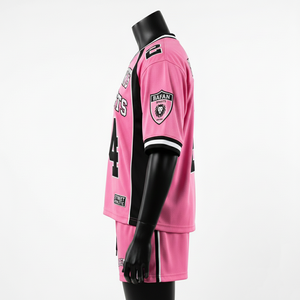 Conjunto de Camiseta y Pantalones Cortos de Fútbol para Mujer, 160 GSM, Malla de Poliéster Transpirable, Rosa y Negro, Panel en el Hombro, Logotipo Personalizado por Sublimación - Product Image 3