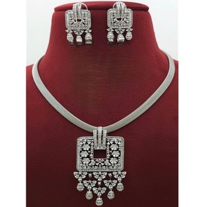 ชุดสร้อยคอพร้อมต่างหูดีไซน์หรูหรา สีขาว สวยงาม เหมาะสำหรับผู้หญิงในงานแต่งงานและงานปาร์ตี้ - Product Image 1