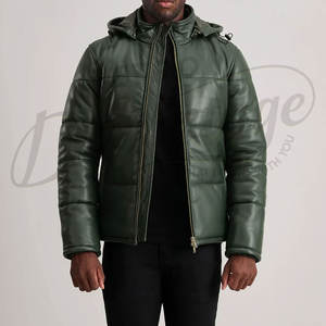 เสื้อแจ็คเก็ตหนังบุใยสังเคราะห์สีเขียวป่าสำหรับผู้ชาย มีฮู้ดถอดได้ บุผ้านวม อุ่นสบาย เหมาะสำหรับฤดูหนาว สวมใส่กลางแจ้ง สไตล์ลำลอง แฟชั่น เสื้อแจ็คเก็ตนักขี่มอเตอร์ไซค์ - Product Image 1
