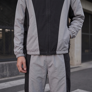 ชุดวอร์มผู้ชายแบบ Color Blocking คอตั้ง ซิปหน้า เสื้อแจ็คเก็ตและกางเกงขายาว ระบายอากาศได้ดี ผลิตจากโพลีเอสเตอร์ เหมาะสำหรับใส่ในฤดูใบไม้ร่วง  รับผลิตตามแบบ  ชุดกันลม - Product Image 2