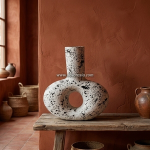 Vase Donut Rustique en Terre Cuite Guapo, Pot Creux Artisanal en Céramique, Décoration de Table en Céramique Blanche/Noire Vieillie - Product Image 6