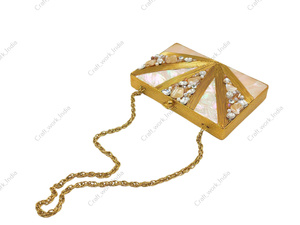 Bolso de mano indio de nácar con detalles de cristal de ágata y latón, diseño de lujo hecho a mano para fiestas y eventos. - Product Image 3