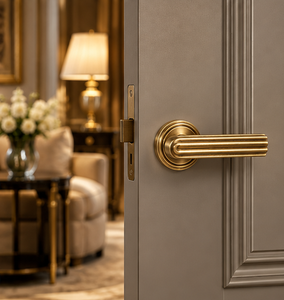 Manija de Puerta Moderna con Ranuras, Acabado Dorado Antiguo, Roseta Redonda, Herrajes para Puertas Interiores - Product Image 4