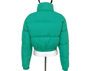 เสื้อแจ็คเก็ตพัฟเฟอร์ทรงครอปสำหรับผู้หญิง OEM แฟชั่นลำลองสำหรับฤดูใบไม้ร่วง ติดกระดุมและซิป ทรงโอเวอร์ไซส์ - Product Image 3