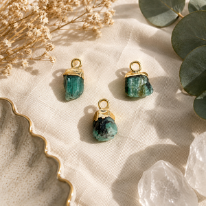 Colgante de Esmeralda en Bruto |   Amuleto de Cristal Verde Hecho a Mano |   Componentes de Joyería Chapados en Oro - Product Image 1