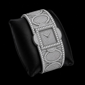 Montre élégante pour femme avec cadran carré argenté et serti de cristaux, bracelet pavé de cristaux et motif géométrique orné de diamants - Product Image 3