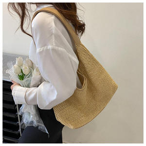 Llama la atención en cada calle de la ciudad con este dinámico bolso de hilo natural con un cuerpo de malla holgado y una correa cómoda. - Product Image 4