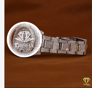 Reloj de Lujo con Diamantes Moissanite, Diseño de Caja Redonda Premium y Diamantes Brillantes Engastados a Mano - Product Image 5