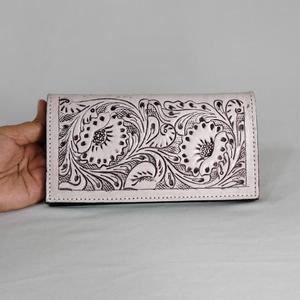 Cartera Larga de Cuero Genuino Hecha a Mano con Grabado Floral, Estilo Bohemio, Cierre Plegable, para Uso Diario de Mujeres - Product Image 1