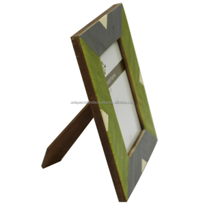 Cadre photo artisanal en bois avec incrustation de résine bleu profond, pour table, design moderne, pour décoration intérieure ou cadeau - Product Image 3