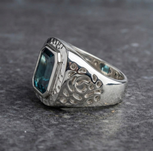Anillo de Plata de Ley 925 para Hombre, Estilo Vintage, con Topacio Azul Corte Esmeralda en Engaste de Bisel, para Joyería Fina y Uso Diario - Product Image 2