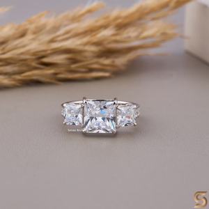 แหวนหมั้นมอยซาไนต์ทรงเจ้าหญิงสามเม็ด ดีไซน์หรูหราเหนือกาลเวลา - Product Image 6