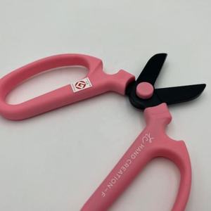 Hecho en Japón SAKAGEN Tijeras de flores para la creación a mano Hoja negra de color rosa - Product Image 3