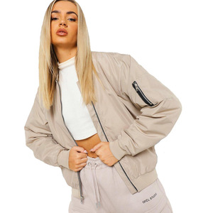 Blouson Bomber Beige pour Femme Boohoo, Manches Longues, Fermeture Éclair, Col Montant Matelassé, Couleur Unie, Vêtement d'Automne - Product Image 4