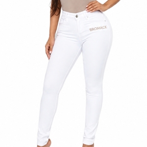 Jeans de Mezclilla Blancos para Mujer, Acabado Blanco Limpio, Diseño Ajustado, Estilo Casual Moderno, Cómodos para Uso Diario, Diseño Clásico con Bolsillos - Product Image 2