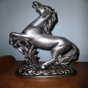 Estatua artística de caballo de aluminio fundido, figura equina con estilo, escultura metálica decorativa, pieza central para interiores de primera calidad - Product Image 4