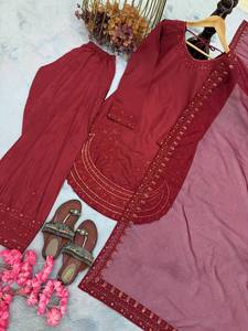 Salwar Kameez de Seda con Bordado Exclusivo, Bordado Intenso y Parches Únicos - Product Image 4