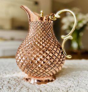 Carafe en cuivre élégante avec finition polie, construction robuste et poignée pratique pour le stockage de l'eau, la salle à manger et l'usage domestique quotidien - Product Image 1