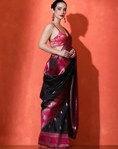 Sari de Seda Katan con Diseño Tejido KV, Sari Negro con Blusa Sin Coser - Product Image 2