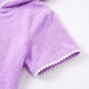 Nouvelle robe de plage pour fille 100% polyester à capuche, manches courtes, fermeture éclair sur le devant, ourlet à volants, robes de plage et de piscine, étiquette et logo personnalisés - Product Image 6