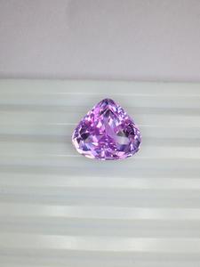 พลอยคุนไซต์ทรงหัวใจธรรมชาติ น้ำหนัก 20.82 กะรัต คุณภาพเกรด AAA ความเงางามระดับ AAA สีสวยงาม เหมาะสำหรับการขัดแต่ง ราคาถูก - Product Image 3