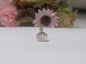 Pendentif en or blanc/jaune massif 10 carats, cadeau d'anniversaire pour femme, pendentif de mariage en moissanite taille ovale de 2,10 carats (sans chaîne) - Product Image 4