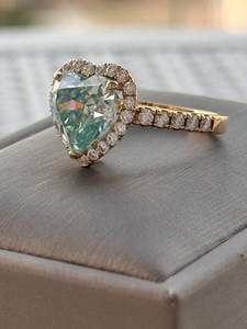 แหวนหมั้นเพชรโมอิสซาไนต์สีฟ้าอ่อนทรงหัวใจประดับเพชรแบบ Crushed Ice ชุบทอง 14K เงินแท้ 925 สำหรับผู้หญิง - Product Image 5