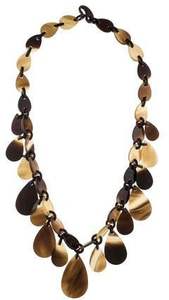 Collar de cuerno contemporáneo hecho con materiales naturales auténticos, ideal para la moda sostenible y accesorios de diseño. - Product Image 2