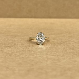 แหวนทองคำขาว 9KT รูปไข่ ประดับเพชรแล็บโกรว์ 2.05 กะรัต ดีไซน์หรูหรา เหมาะสำหรับงานเลี้ยง - Product Image 1