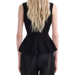 Top sin mangas negro azabache de punto con dobladillo peplum, cuello alto, ajuste ceñido, acanalado, corto por delante, con logo, moda femenina - Product Image 2