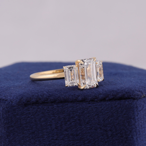 แหวนหมั้นเพชรทรงเอเมอรัลด์คัท เพชรเลี้ยงในห้องปฏิบัติการ ทองคำขาว 14k ประดับเพชรสามเม็ด - Product Image 2