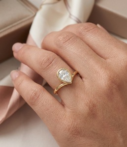 แหวนหมั้นเพชรทรงลูกแพร์ 2 กะรัต ขอบทอง 14K เพชรทรงลูกแพร์เพาะเลี้ยงในห้องปฏิบัติการ แหวนลายเชฟรอน แหวนแต่งงานทรงหยดน้ำแบบพิเศษ วงแหวนรูปตัววี - Product Image 5