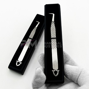 Pinzas Curvas Profesionales para Pestañas RMI de Acero Inoxidable de Alta Calidad con Mango de Agarre de Diamante, Acabado Plateado, Herramienta para Extensión de Pestañas - Product Image 5
