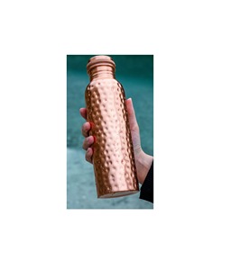 Botella de agua moderna de cobre portátil para viaje con patrón geométrico azul marino y detalles en cobre - Product Image 3