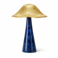 Décoration de table élégante en forme de champignon écaille de tortue avec capuchon doré en résine et accent décoratif en aluminium pour les intérieurs modernes