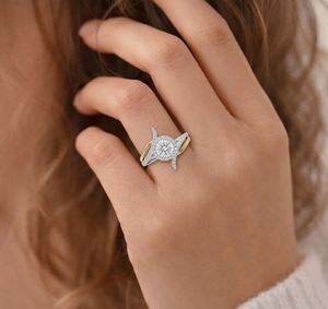 Bague de fiançailles en or 14 carats bicolore avec diamant de laboratoire, design tourbillon et halo, pour mariée - Product Image 3