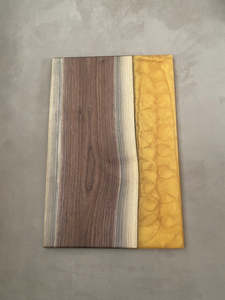 Planche à découper exclusive en bois d'acacia et résine de rivière, plateau de service en bois de luxe pour charcuterie et cuisine - Product Image 1