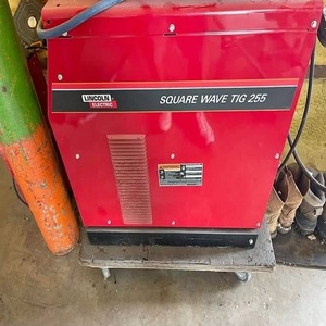 Potente máquina de soldar industrial Lincoln que ofrece un rendimiento de arco confiable para trabajos profesionales de soldadura y fabricación. - Product Image 5