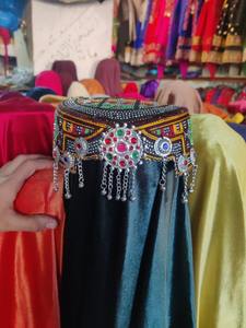 Pulsera de Monedas Tribales Afganas Bellamente Detallada con Múltiples Filas de Monedas Pequeñas Colgantes y Detalles de Cuentas Coloridas - Product Image 6