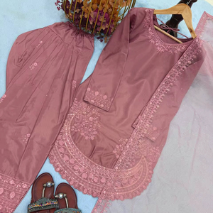 Nouvelle collection de la saison : Votre haut brodé à sequins, style Farsi Salwar, avec Dupatta - Product Image 1