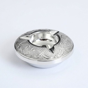 Cendrier vintage en métal argenté rond en alliage de zinc sculpté, porte-cendres décoratif pour la maison, l'hôtel, le bar - Product Image 1