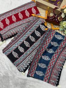 Sari traditionnel en soie crêpe imprimé avec de véritables broderies miroir, sari ethnique Ajrakh de créateur, sari en soie douce avec broderies miroir - Product Image 3