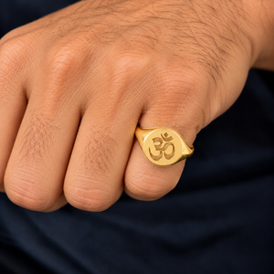 Bague signet en or 14 carats gravée du symbole Om, d'inspiration indienne traditionnelle, pour la méditation yoga, bijoux spirituels hindous, pour hommes et unisexe. - Product Image 1