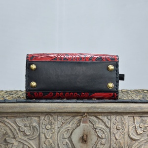 Bolso de Mano de Cuero Rojo de Lujo con Diseño Floral Repujado, Cierre de Cremallera, Asa Resistente, Bolso Bandolera Tipo Duffel, Tamaño Pequeño y Ligero - Product Image 4